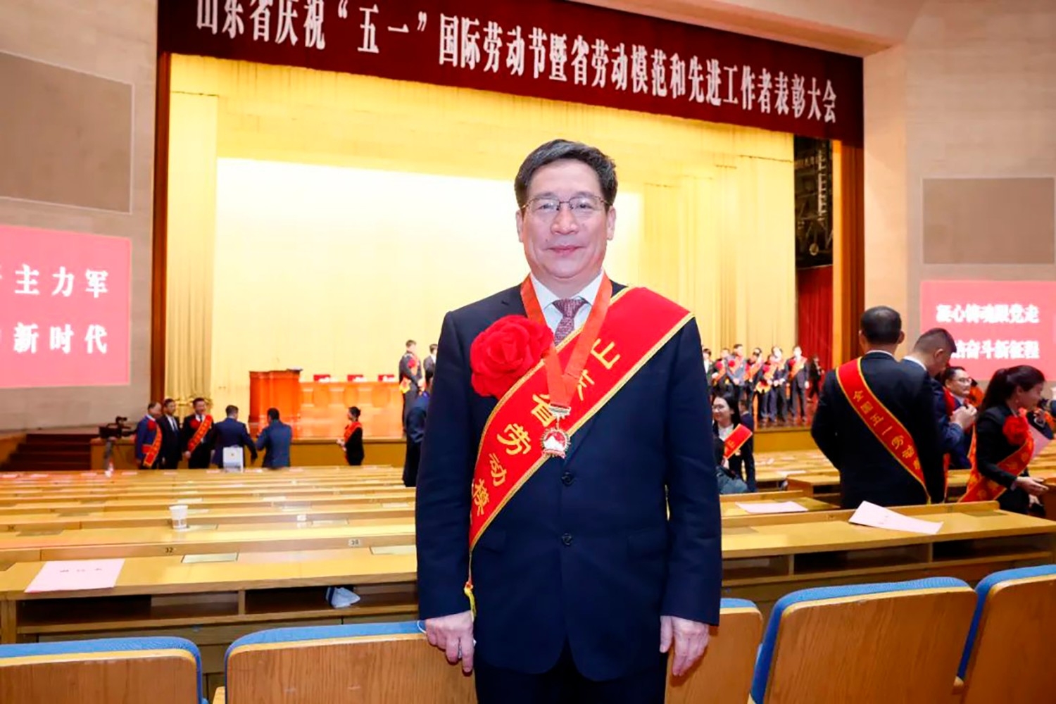 喜報(bào)！李永勝董事長(zhǎng)被授予“山東省勞動(dòng)模范”稱(chēng)號(hào) 受省委、省政府表彰 (5)